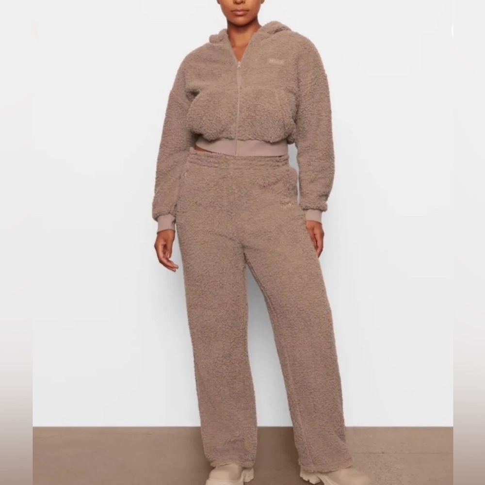 NWT Skims Teddy Fleece Track Pants in Desert Size Large - Picture 5 of 7